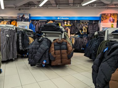 Kanada, Montreal, 22 Aralık 2025: Columbia mağazasında kışlık ceketler sergilendi, parlak ışıklandırma, raflar