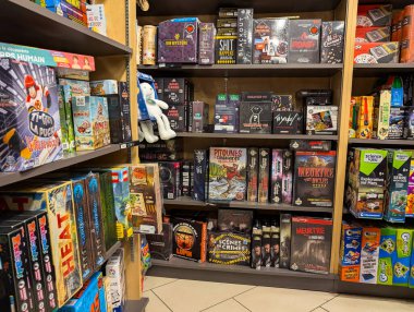 Kanada, Montreal, 22 Aralık 2025: Renkli sergi raflarında düzenlenmiş farklı türde masa oyunları