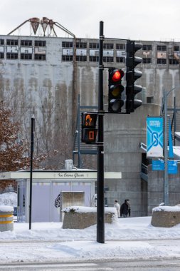Kanada, Montreal, 24 Aralık 2025: Kırmızı ışık ve yaya yürüyüşlü karlı sokak manzarası