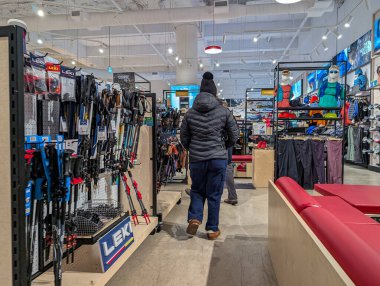 Kanada, Montreal, 22 Aralık 2025: Modern bir spor mağazasında açık hava teçhizatı keşfi