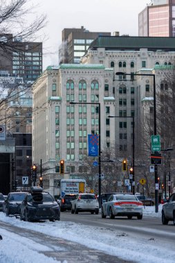 Kanada, Montreal, 24 Aralık 2025: Şehir merkezinde kar fırtınası sırasında şehir merkezi trafiği.