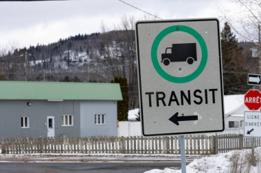 Kanada, Quebec, 29 Kasım 2025: Karlı kırsal alanda sola doğru hareket eden kamyonet geçiş işareti