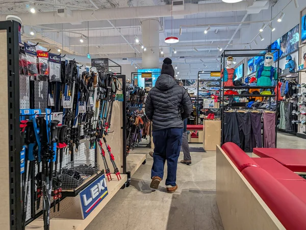 Kanada, Montreal, 22 Aralık 2025: Modern bir spor mağazasında açık hava teçhizatı keşfi