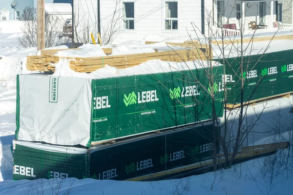 Kanada, Montreal, 26 Aralık 2025: Beyaz Saray 'ın yanında karla kaplı kereste yığını