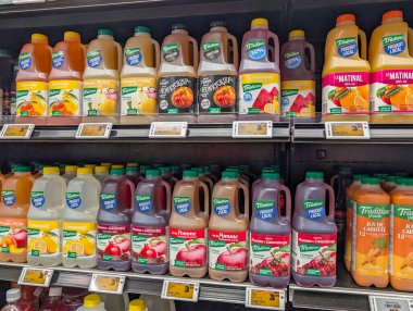 Kanada, Quebec, 30 Kasım 2025: Market rafında renkli meyve suyu ve limonata şişeleri