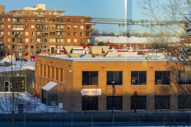 Kanada, Montreal, 26 Aralık 2025: Kış Sahnesi 'nde Kar Altında Gün Doğumu Kentsel Binaları Kapladı