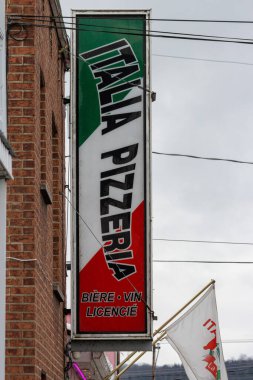 Kanada, Quebec, 27 Kasım 2025: İtalyan Pizzacısı üç renkli arka plan tuğlalı duvar restoranı dış yüzeyi