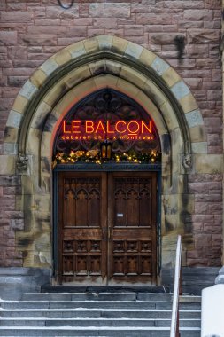 Kanada, Montreal, 23 Aralık 2025: Montreal Kabare Girişindeki Neon Parlak Ahşap Kapılar