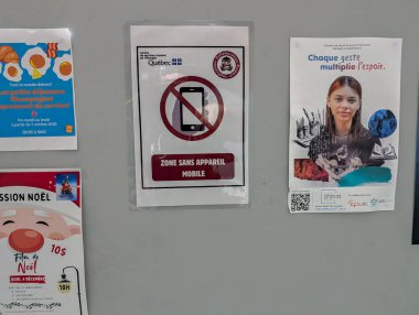 Kanada, Quebec, 27 Kasım 2025: Bu belirlenmiş eğitim okulu bölgesinde cep telefonlarına izin verilmiyor