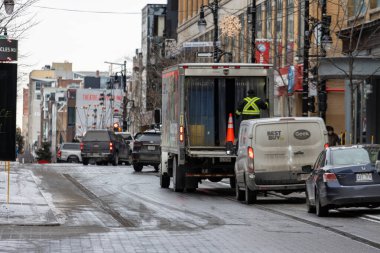 MONTREAL, CANADA, 22 Aralık 2025: Kargo kamyonlarıyla şehir trafiği