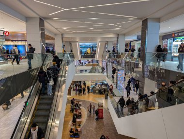 Kanada, Montreal, 23 Aralık 2025: Yürüyen merdivenler ve alışveriş merkezleri ile meşgul