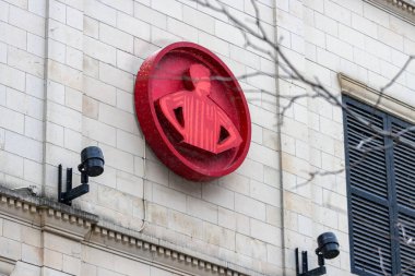 MONTREAL, CANADA, 22 Aralık 2025: Bina cephesinde kırmızı logo, karlı gün, şehir mimarisi, sembol işareti, kapat