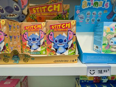 Kanada, Montreal, 22 Aralık 2025: Renkli ambalaj tasarımlı dikiş oyuncakları sergileniyor.