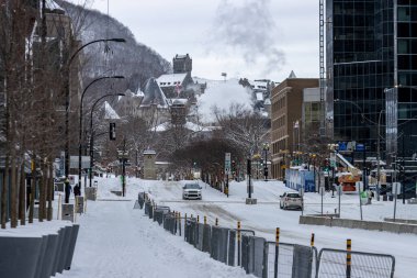 MONTREAL, CANADA, 25 Aralık 2025: Kış şehri karları sokak kentsel mimarisini kapladı