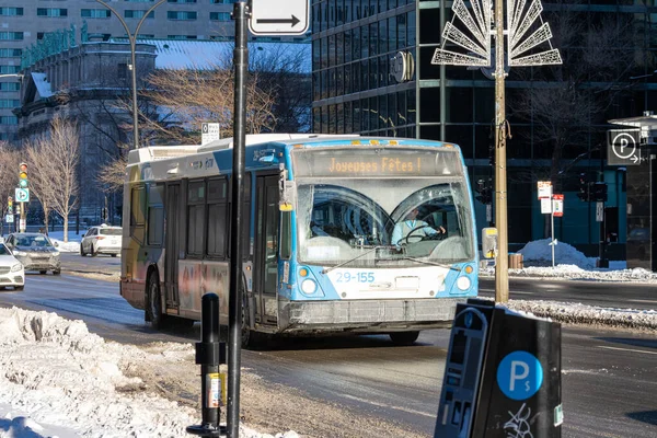 Kanada, Montreal, 24 Aralık 2025: Tatil sezonunda şehir otobüsü