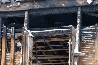 MONTREAL, CANADA, 25 Aralık 2025: Çökmüş ahşap yapısı ve kar kalıntılarıyla yanmış bina