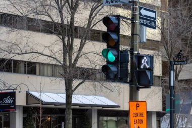 Kanada, Montreal, 22 Aralık 2025: Meşgul Montreal şehir kavşağında yeşil trafik ışığı ve yürüyüş tabelası