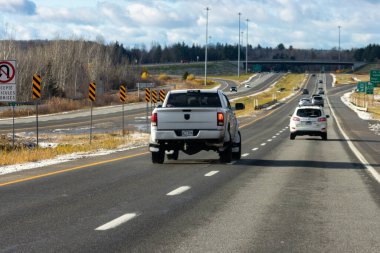 Kanada, Quebec, 08 Kasım 2025: Otoyolda başka araçlarla çevrili beyaz kamyonet