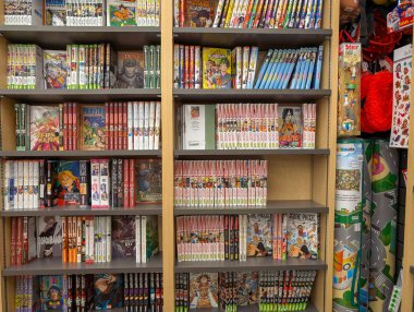 Kanada, Montreal, 22 Aralık 2025: Renkli Manga Sesleri ve Çizgi Roman Koleksiyonlarıyla Dolu Kitaplık
