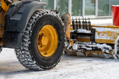 MONTREAL, CANADA, 25 Aralık 2025: Karlı sokakta kar küreme eylemi