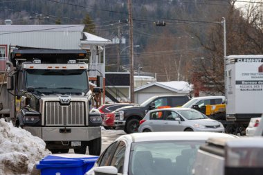 Kanada, Quebec, 27 Kasım 2025: Karlı sokağa park edilmiş büyük bir kamyon ve çevresindeki araçlar görülüyor.