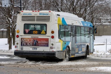 MONTREAL, CANADA, 25 Aralık 2025: Karlı Hava Otobüsü, Melez Araç, Reklam Posterleri
