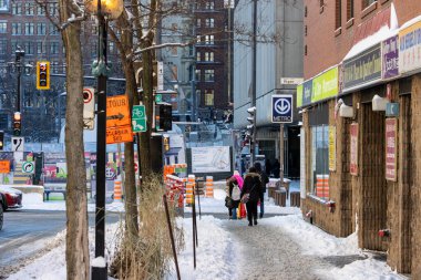 Kanada, Montreal, 24 Aralık 2025: Şehir kış sahnesi metro ve inşaat tabelaları görünür