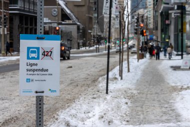 Kanada, Montreal, 25 Aralık 2025: Kar kenti sokak köşesindeki otobüs durağı tabelası