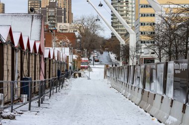 MONTREAL, CANADA, 22 Aralık 2025: Kış şehir sokak sahnesi, şehir mimarisi, karlı patika, açık pazar yerleri, soğuk hava, şehir manzarası, şehir merkezi manzarası
