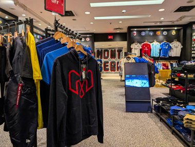 Kanada, Montreal, 22 Aralık 2025: Formalı ve kapüşonlu spor mağazası