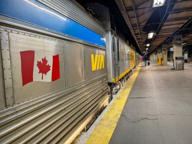 Kanada, Montreal, 26 Aralık 2025: Kanada tren istasyonu gümüş VIA tren istasyonu.