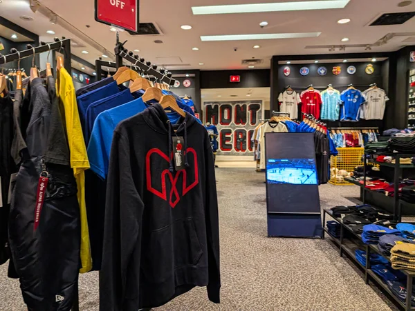 Kanada, Montreal, 22 Aralık 2025: Formalı ve kapüşonlu spor mağazası