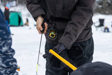 Kanada, 31 Ocak 2026: Kış manzarasında buzda balık avı hazırlığı