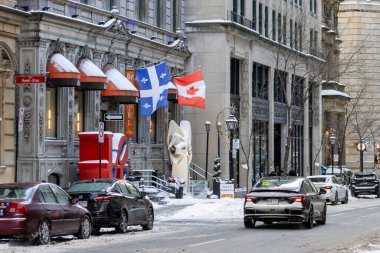 MONTREAL, CANADA, 24 Aralık 2025: Karlı şehir sokağı, Kanada ve Quebec bayrakları, tarihi binalar, kış trafiği, kentsel mimari, Montreal atmosferi