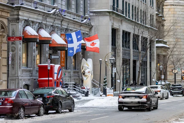 MONTREAL, CANADA, 24 Aralık 2025: Karlı şehir sokağı, Kanada ve Quebec bayrakları, tarihi binalar, kış trafiği, kentsel mimari, Montreal atmosferi