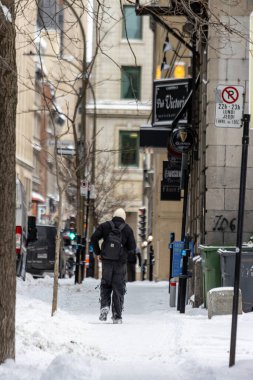Kanada, Montreal, 24 Aralık 2025: Kardan insanlarla kaplı şehir kaldırımı.