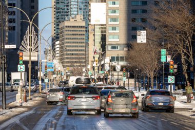 MONTREAL, CANADA, 24 Aralık 2025: işlek şehir trafiği şehir trafiği binaları karlı yol manzarası