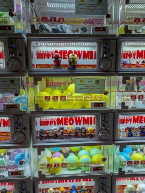 Kanada, Montreal, 23 Aralık 2025: Süper kahraman heykelcikleri ve renkli topları olan satış makinesi.