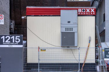 Kanada, Montreal, 22 Aralık 2025: Modüler kutu binası büyük tabela ve görünür kablolar