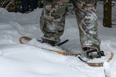 Kanada, 22 Ocak 2026: Ormanda kar ayakkabısı gezisi