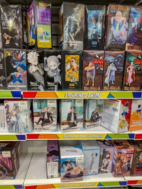 MONTREAL, CanADA, 23 Aralık 2025: Anime biblo koleksiyonu rafları manga satış mağazası