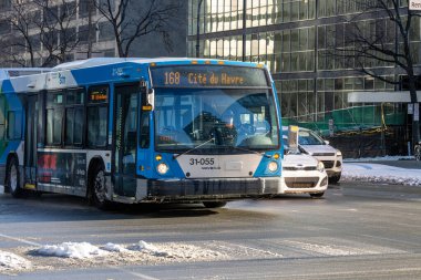MONTREAL, CANADA, 24 Aralık 2025: Şehir otobüsü
