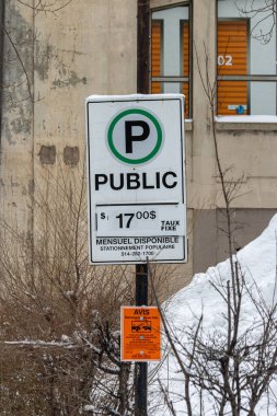 MONTREAL, CANADA, 24 Aralık 2025: Kış Sahnesinde Kamu Park Tabelası