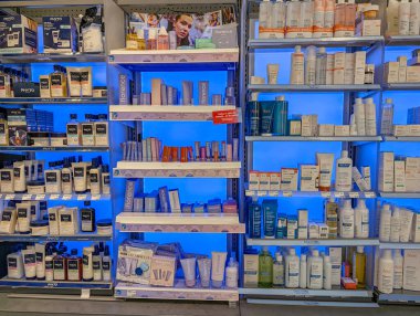 Kanada, Montreal, 24 Aralık 2025: Canlı Mavi Işıklandırmada Çeşitli Cilt Ürünleri Gösterimi