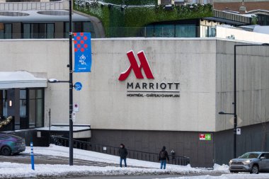 Kanada, Montreal, 24 Aralık 2025: İnsan ve araçlarla dolu karlı şehir caddesi.