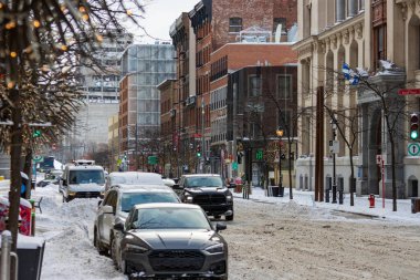 Kanada, Montreal, 24 Aralık 2025: Bustling City caddesi kış mevsiminde karla kaplandı