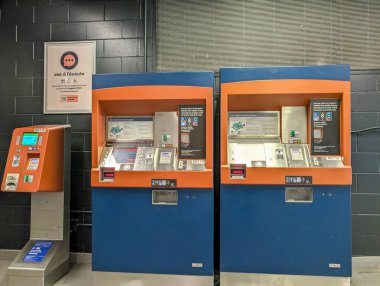 Kanada, Montreal, 24 Aralık 2025: Toplu taşıma istasyonunda üç bilet otomatı