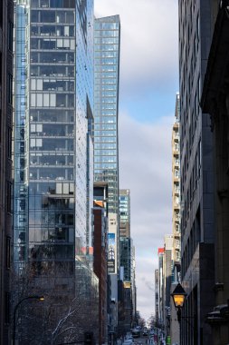 MONTREAL, CANADA, 24 Aralık 2025: Şehir manzarası, modern gökdelenler, sokak manzarası, mimari kontrastlar, kış manzarası