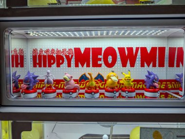 MONTREAL, CANADA, 23 Aralık 2025: atari makinesindeki pokemon heykelcikler