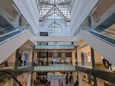Kanada, Montreal, 23 Aralık 2025: Camdan tavanları ve yürüyen merdivenleri olan modern çok katlı alışveriş merkezi